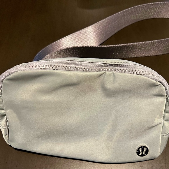 NWT Lululemon Everywhere Belt Bag Silver Drop - Picture 1 of 1